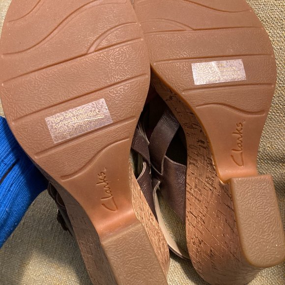 Clarks Gold Sandals Size 9 /12 Like New - Picture 7 of 7